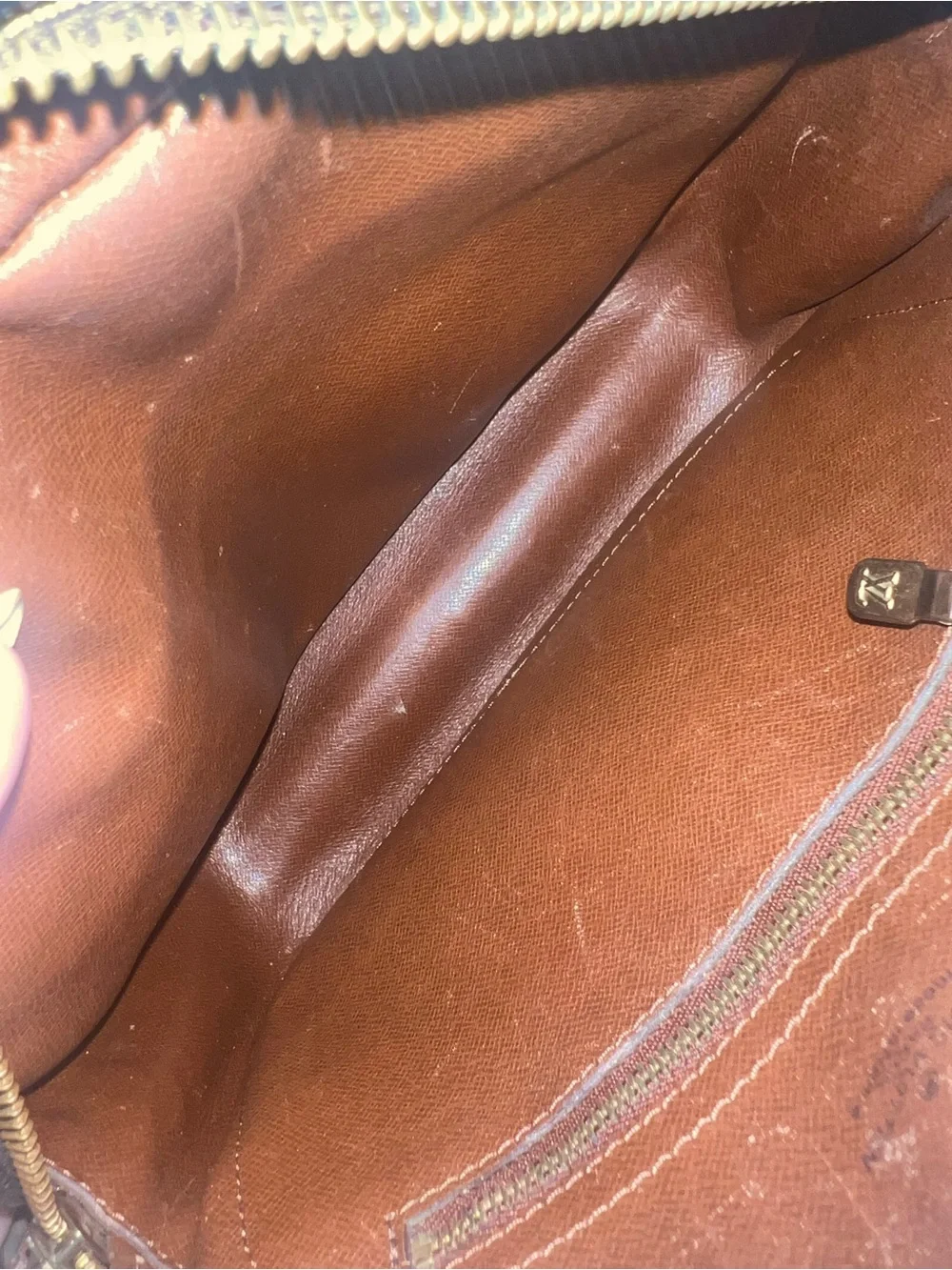 Vintage louis vuitton crossbody. Amazing condition. No peeling, cracking on ext